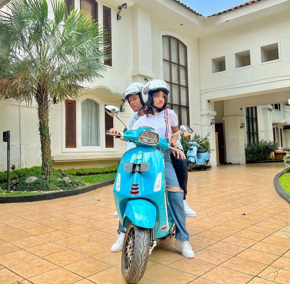 potret Fuji dan Thoriq saat naik motor (instagram.com/fiji_an)