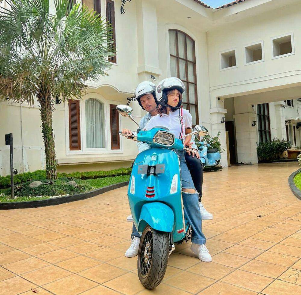 potret Fuji dan Thoriq saat naik motor (instagram.com/fiji_an)