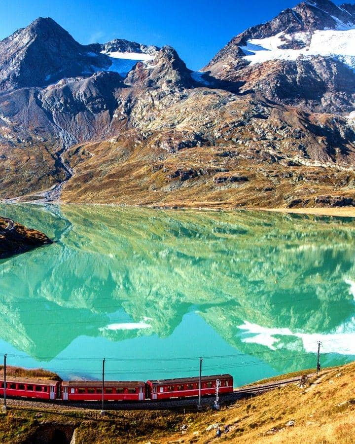 potret panorama Swiss dengan kereta (instagram.com/zaniviaggi)