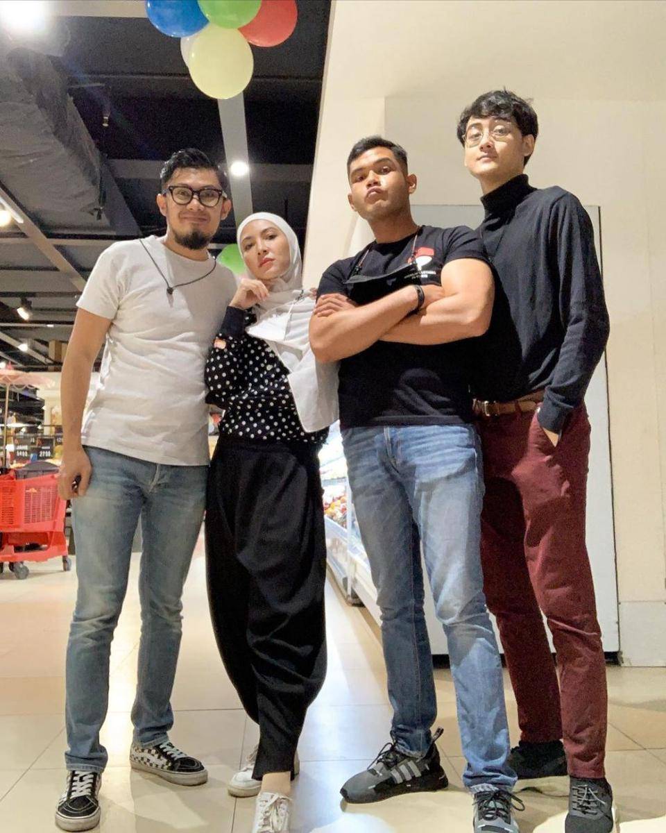 Ratna Galih dan saudara (instagram.com/ratnagalih)