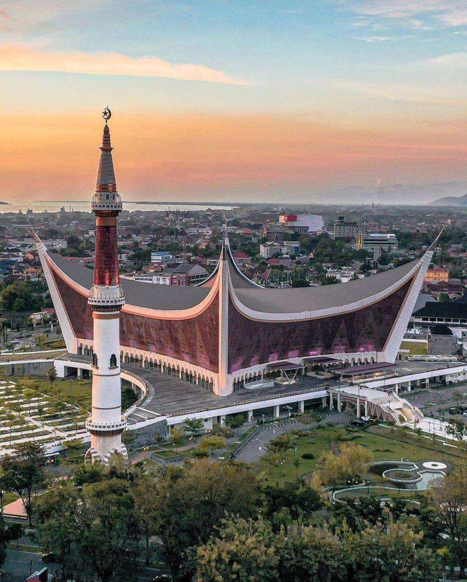 Masjid Raya Sumatera Barat (instagram.com/andrearrasuli))
