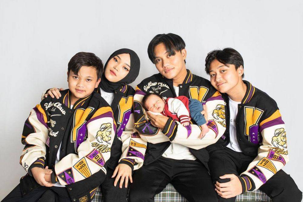 Putri Delina dan saudara (instagram.com/nathalieholscher)