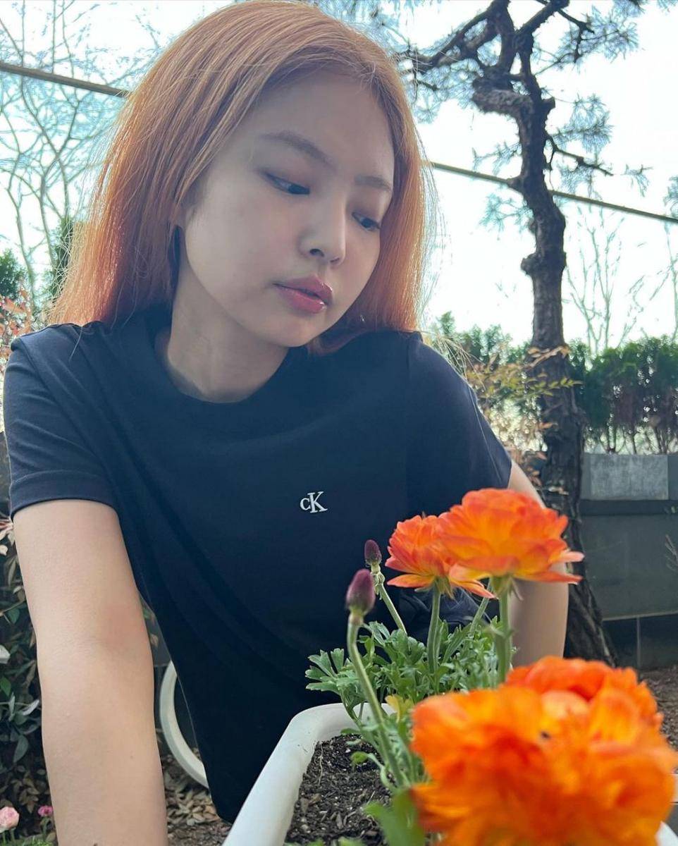 Penampilan Jennie Blackpink dengan rambut oranye. (instagram.com/jennierubyjane)