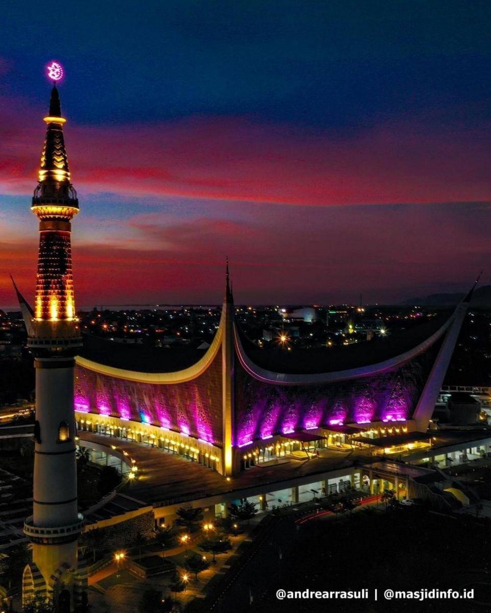 Masjid Raya Sumatera Barat (instagram.com/andrearrasuli)