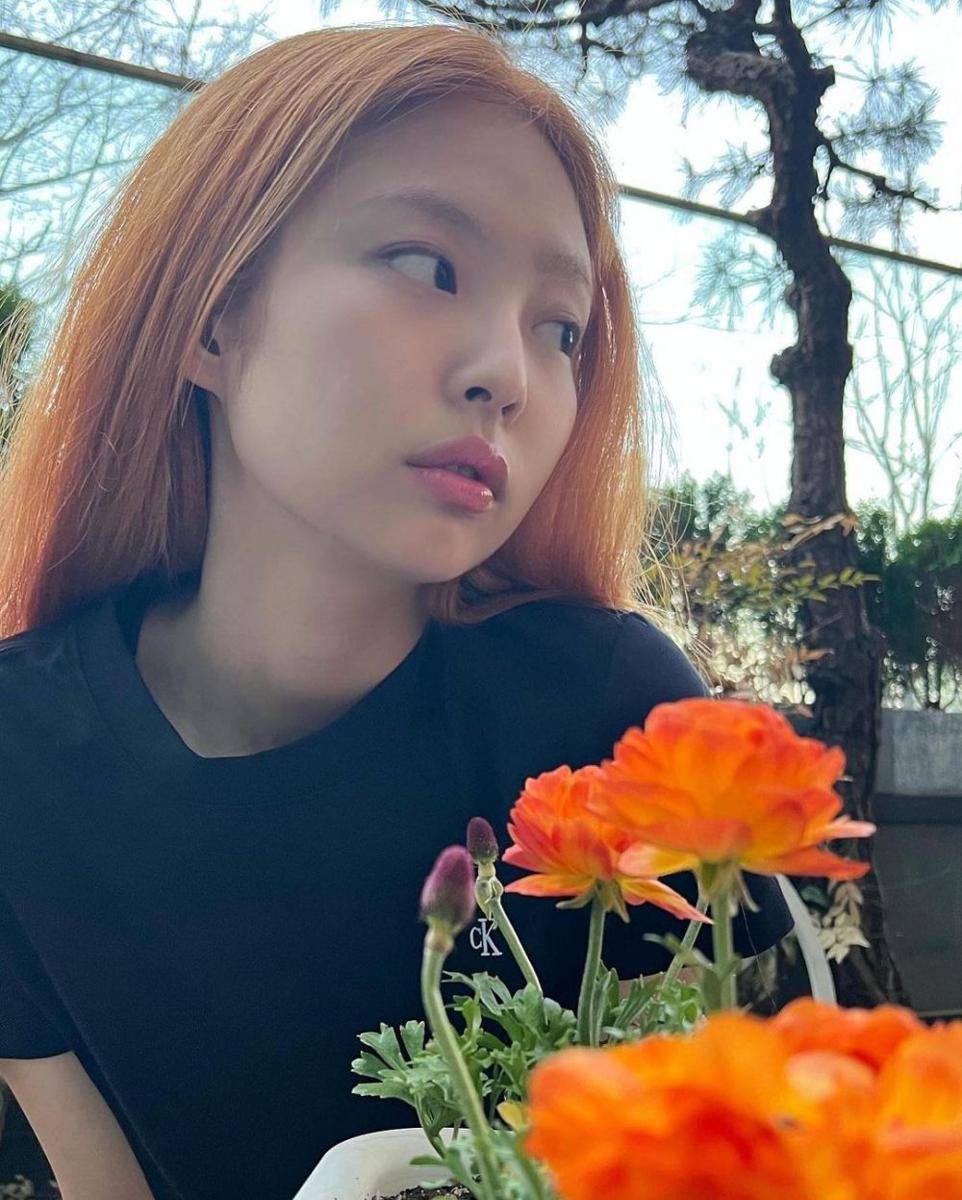 Penampilan Jennie Blackpink dengan rambut oranye. (instagram.com/jennierubyjane)