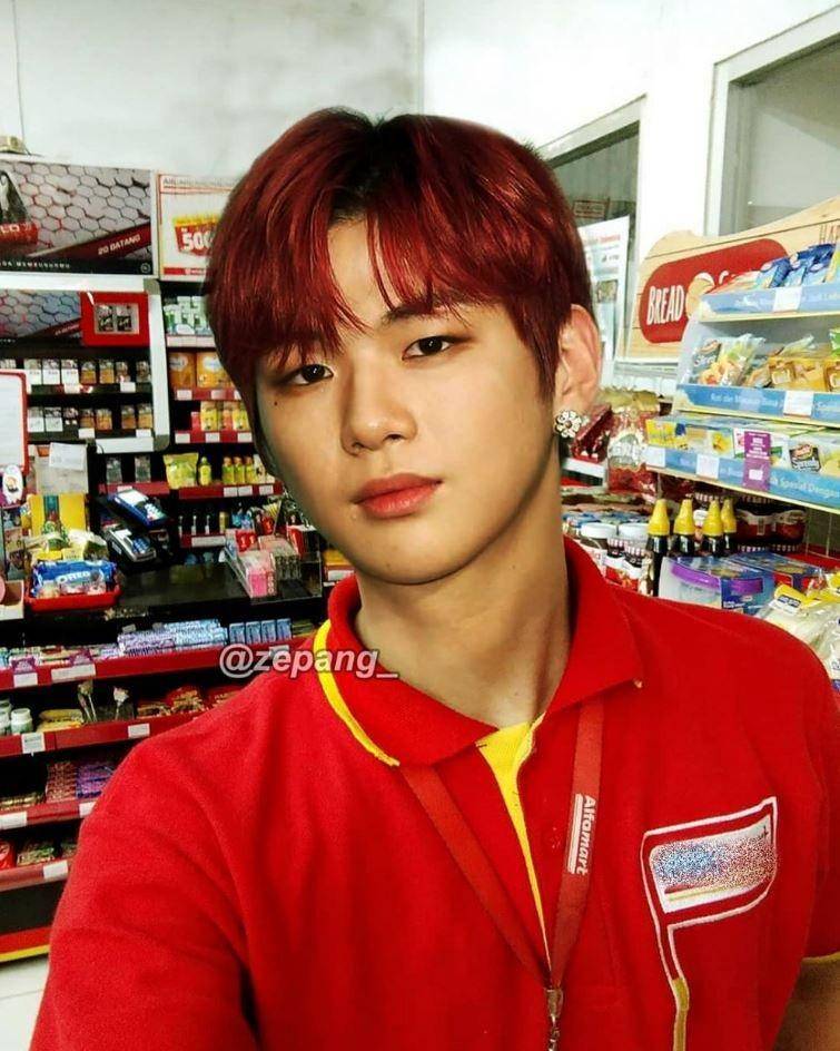 foto editan artis Korea jadi kasir (instagram.com/zepang_)