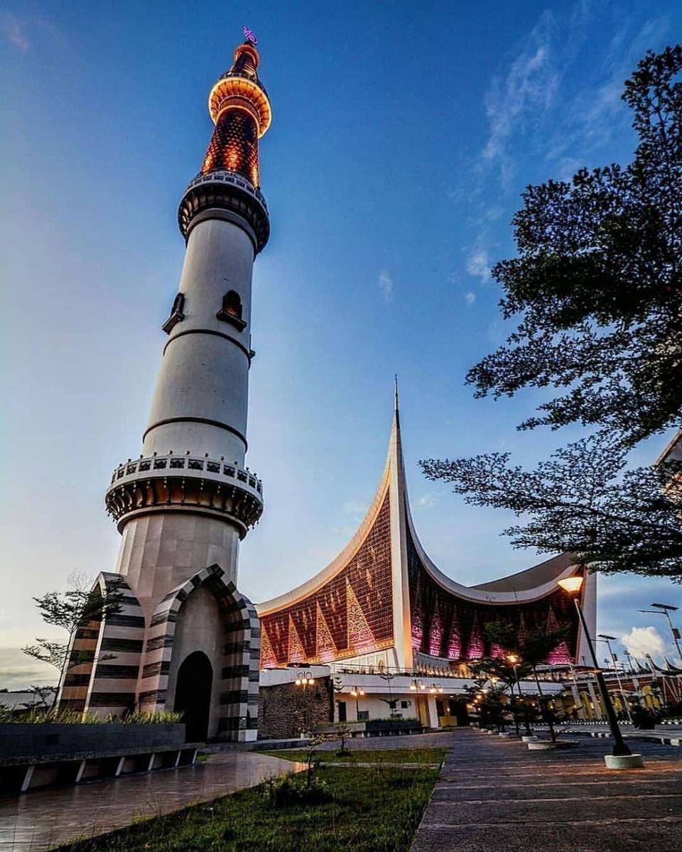 Masjid Raya Sumatera Barat (instagram.com/all.the.way175)