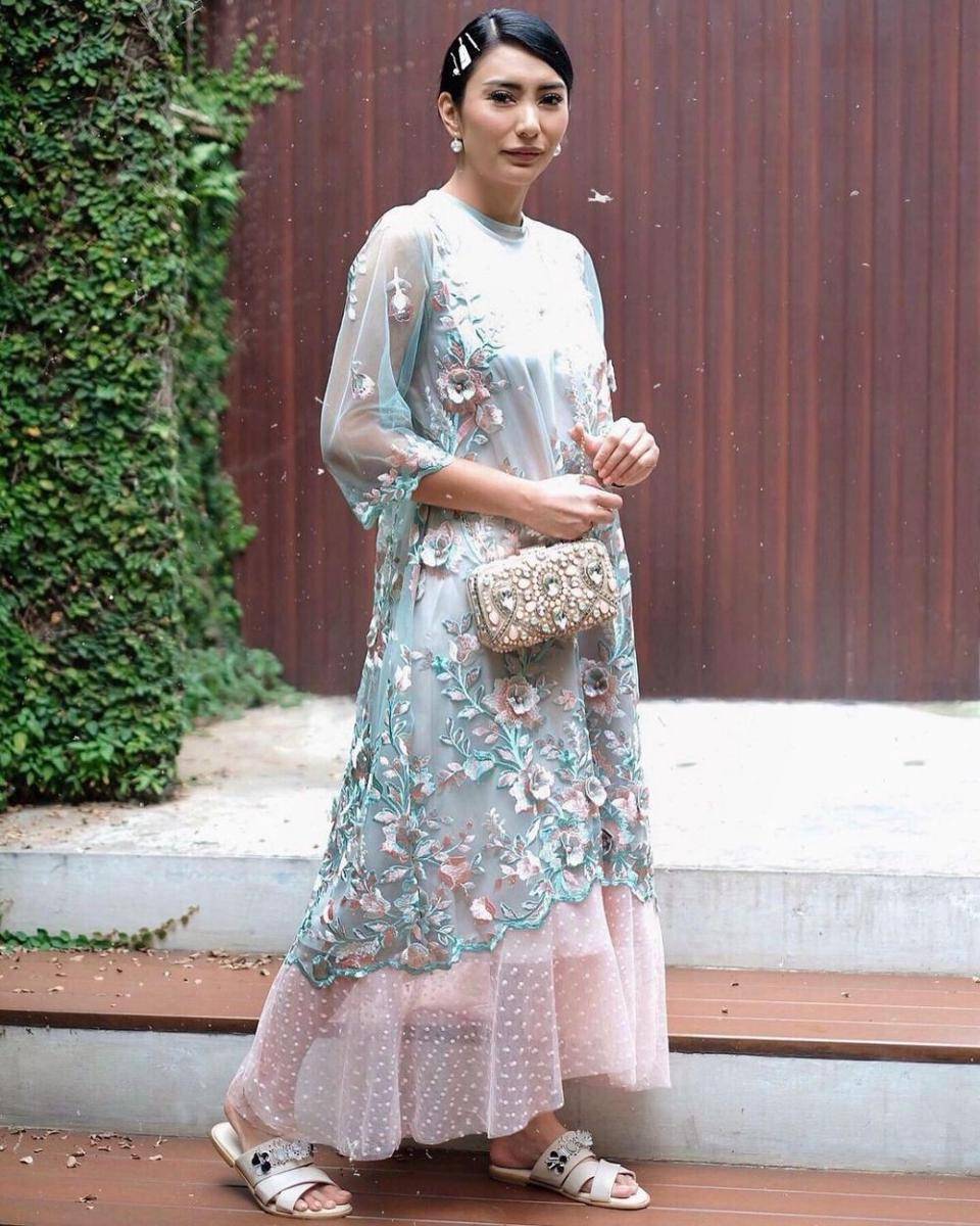Inspirasi dress pesta ala Tyas Mirasih (instagram.com/tyasmirasih)