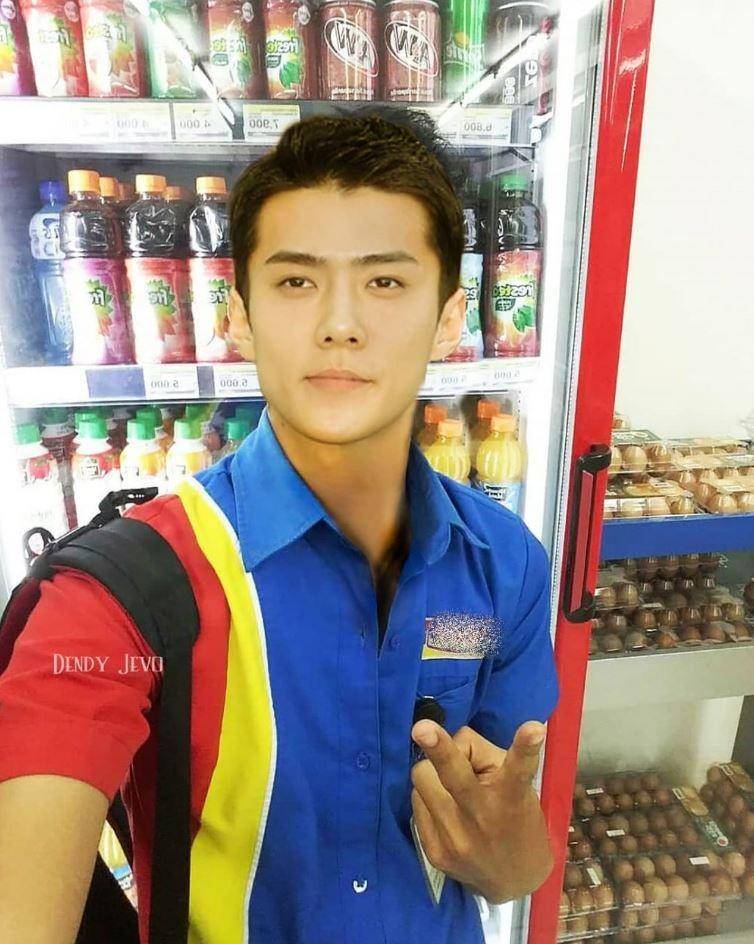 foto editan artis Korea jadi kasir (instagram.com/zepang_)