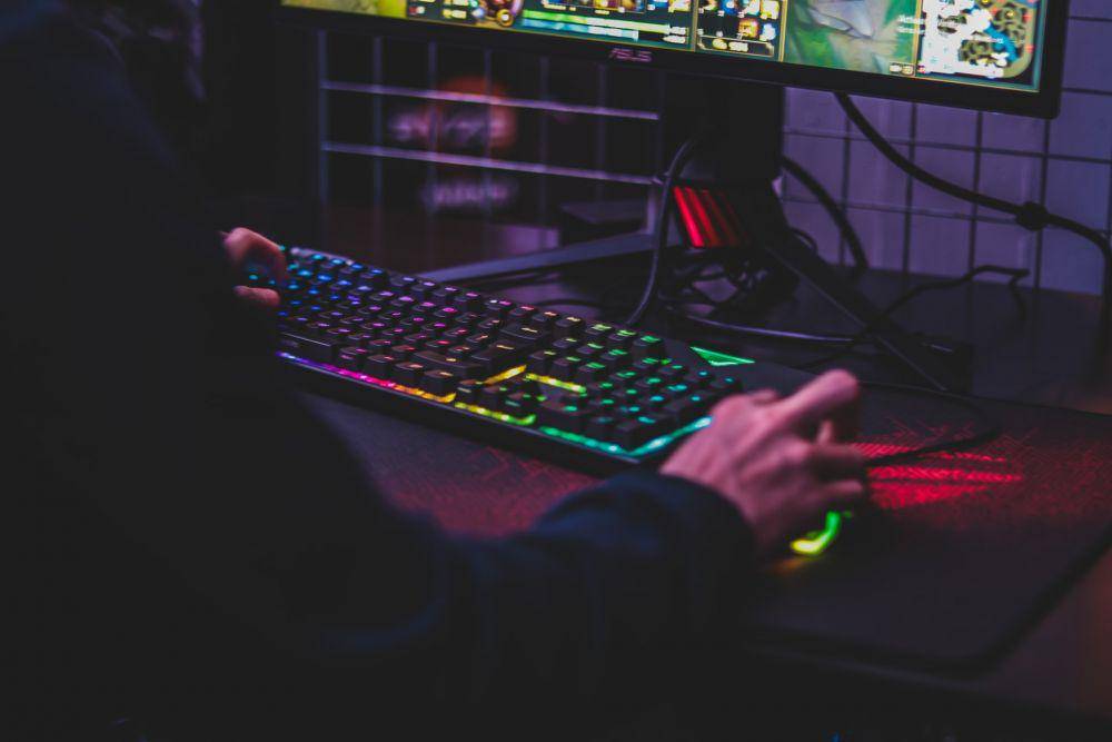 ilustrasi bermain game di platform PC (unsplash.com/Axville)