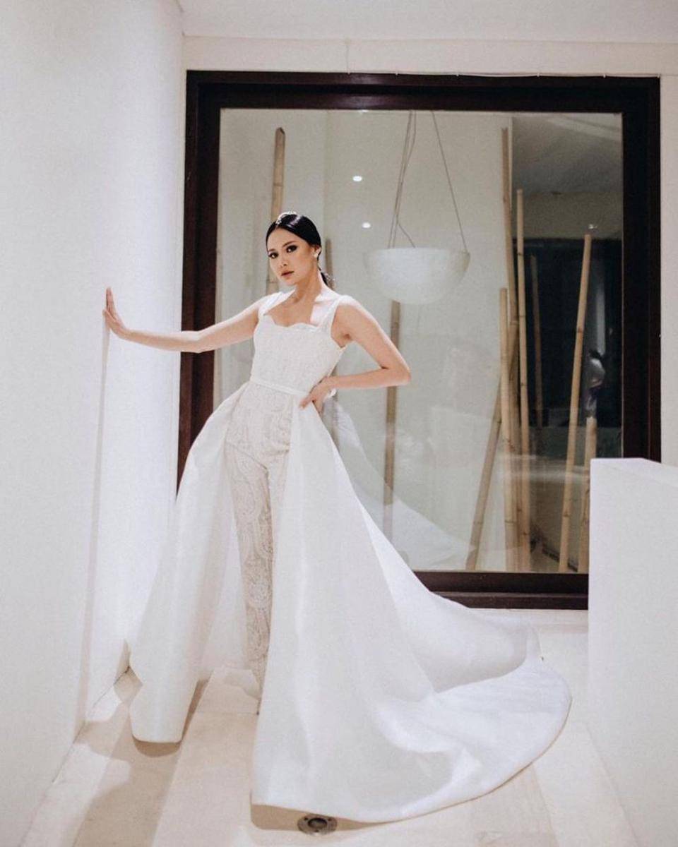 Busana Pengantin Off The Shoulder (instagram.com/bramantawijaya)