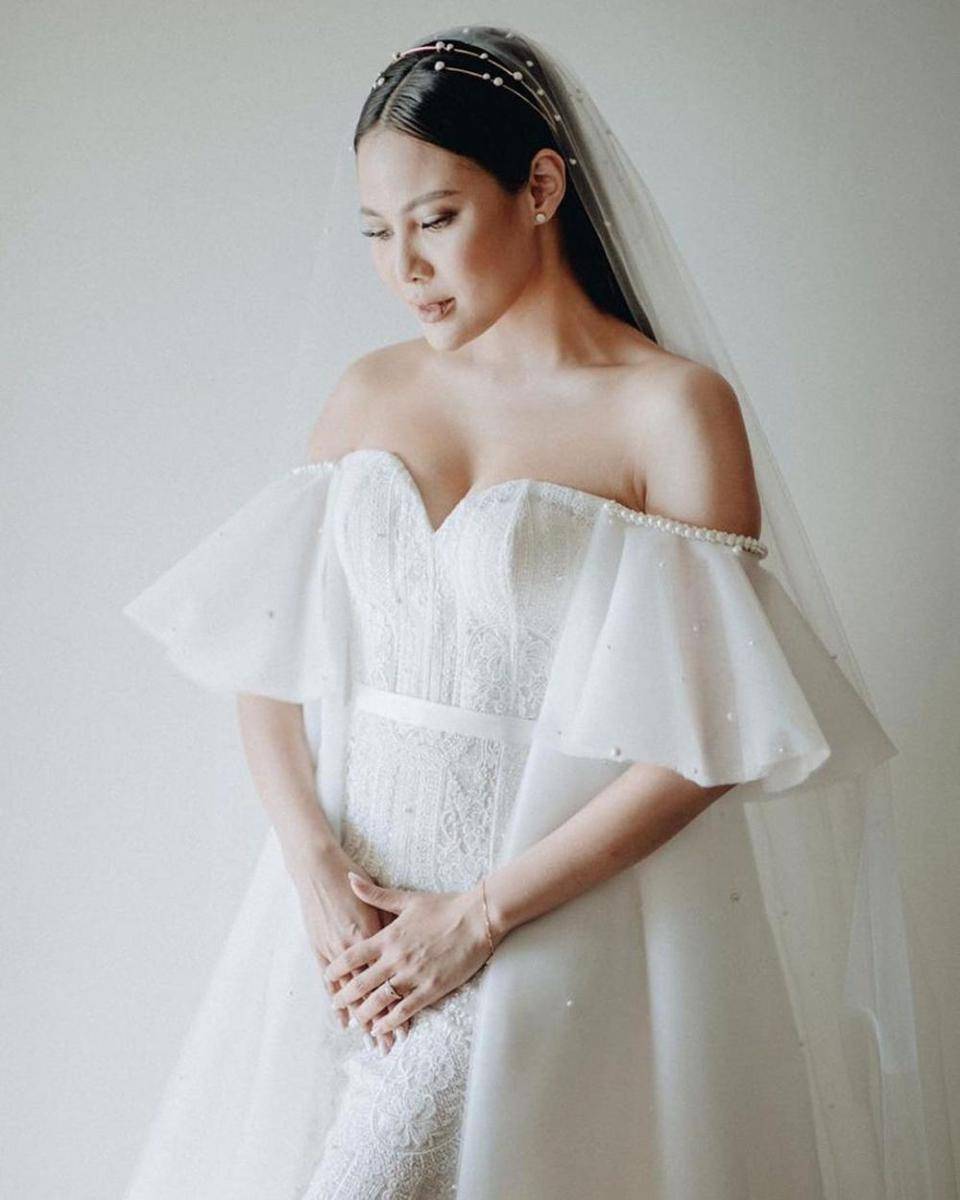 Busana Pengantin Off The Shoulder (instagram.com/bramantawijaya)