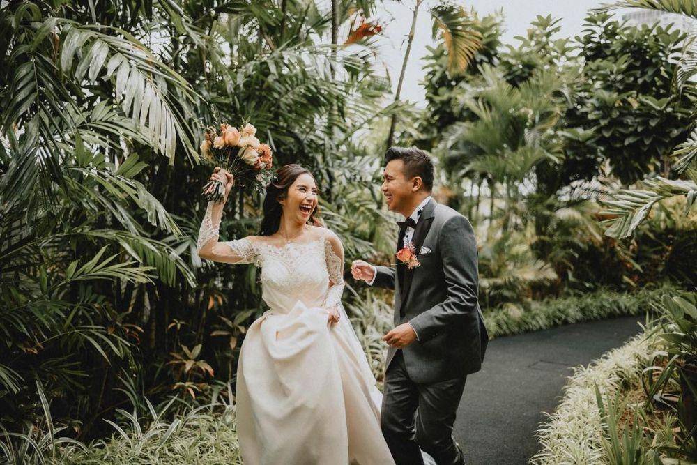 Busana Pengantin Off The Shoulder (instagram.com/clairineclay)