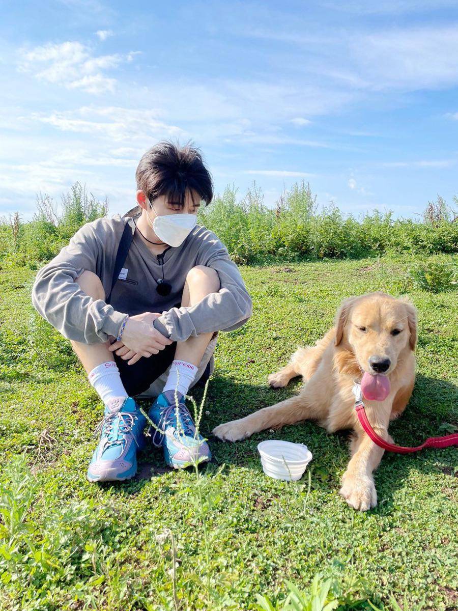 Gaya busana B.I (twitter.com/shxx131bi131)