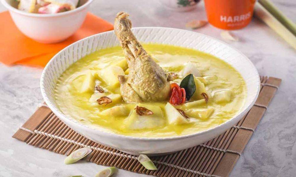 Opor ayam (instagram.com/harrishotelsolo)