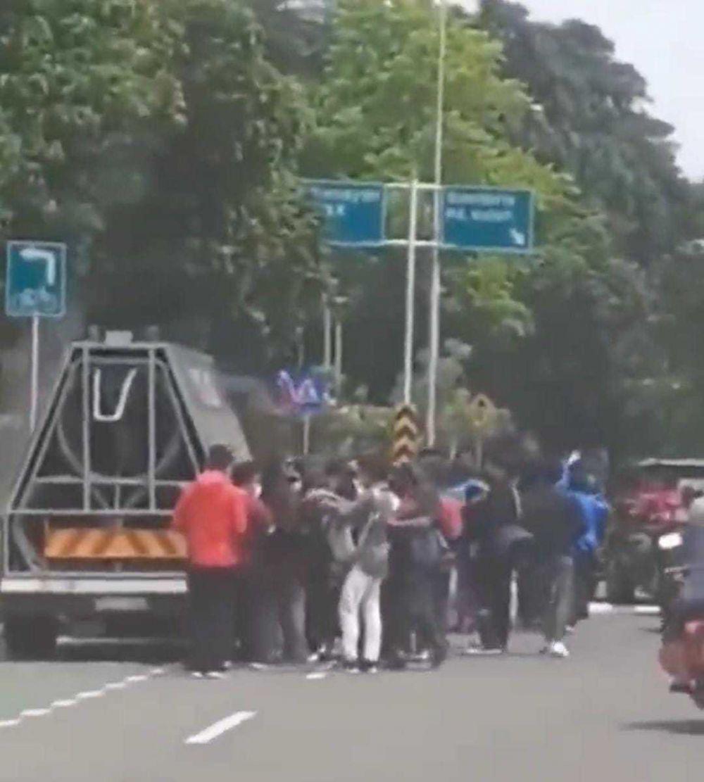 Viral Demonstran Terima Pembagian Jas Almamater Samping Mobil Polisi
