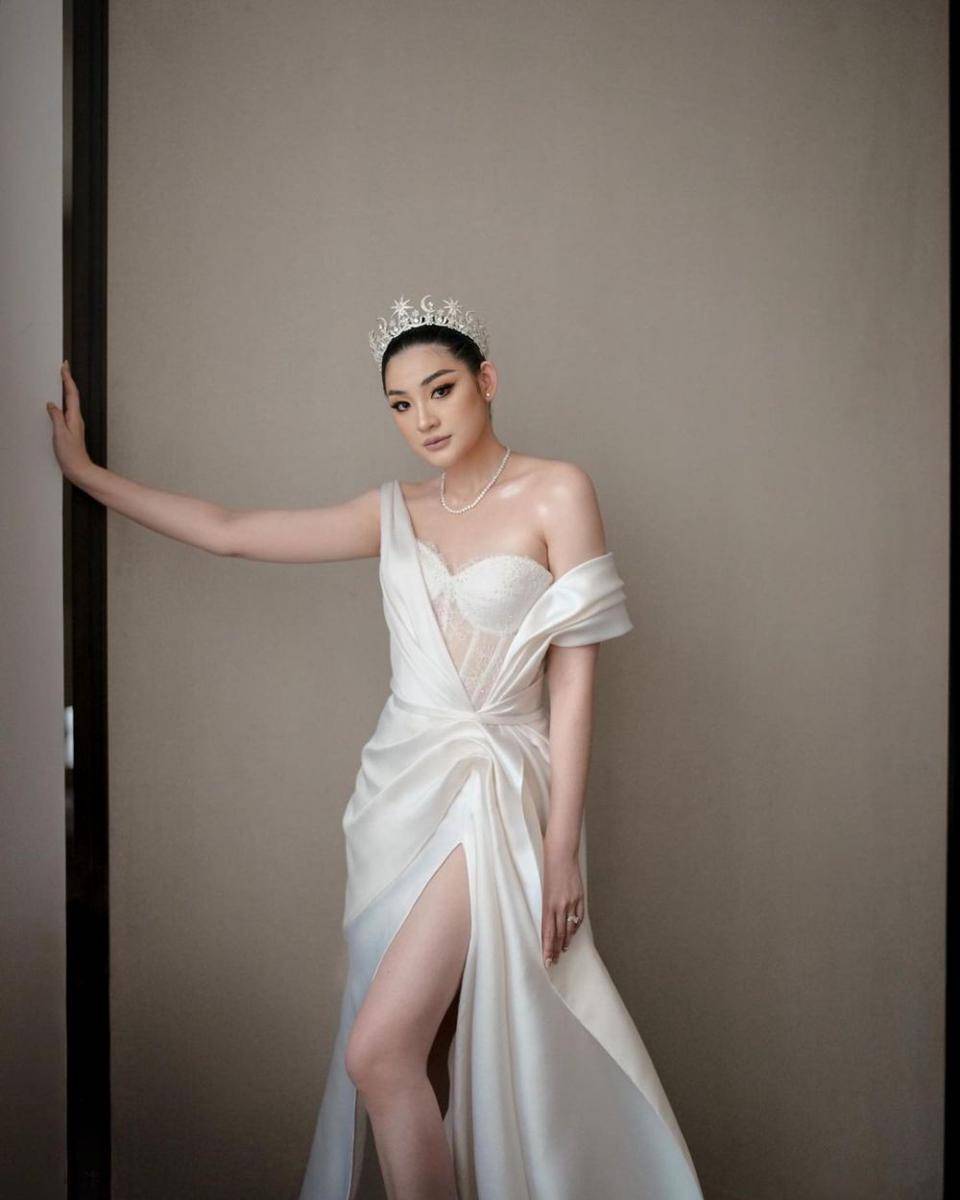 Busana Pengantin Off The Shoulder (instagram.com/hiantjen)