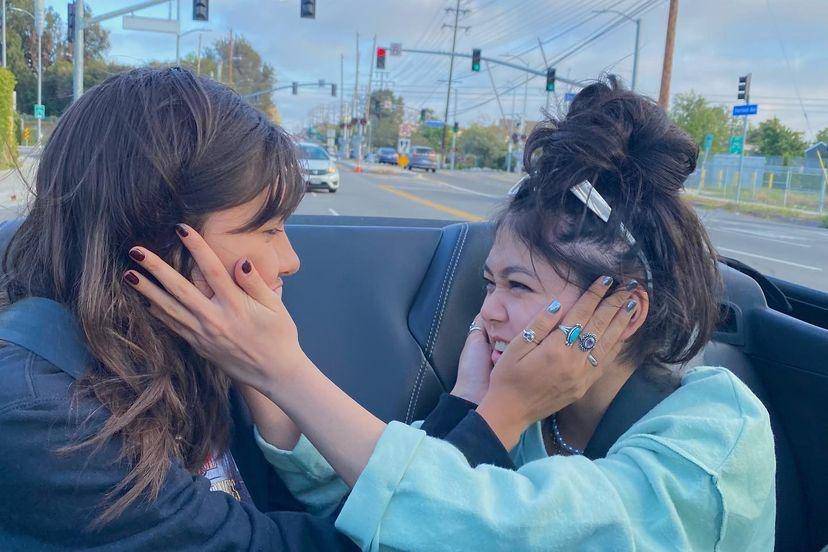 Xochitl Gomez dan Momona Tamada (instagram.com/_xochitl.gomez)