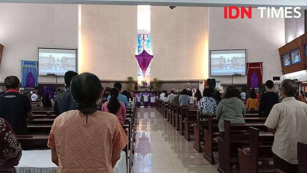 Ibadah Jumat Agung digelar sederhana di Gereja Karangpanas Semarang. (IDN Times/Fariz Fardianto)