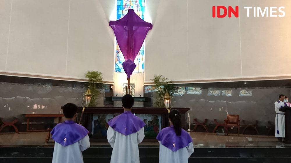Tiga OMK membawa salib untuk acara jalan salin di Gereja Karangpanas Semarang. (IDN Times/Fariz Fardianto)