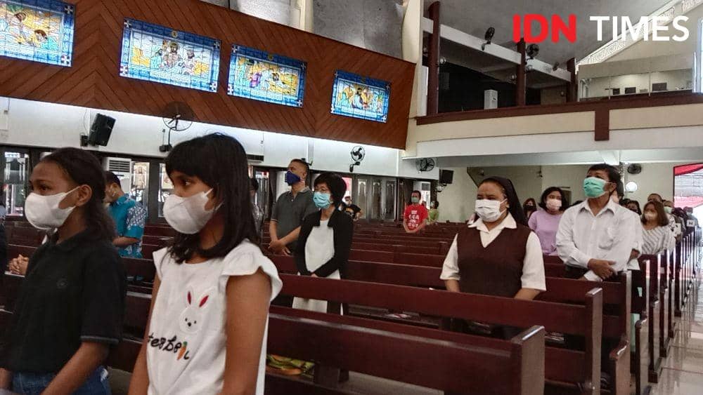 Anak-anak juga turut berdoa saat Jumat Agung di Gereja Karangpanas Semarang. (IDN Times/Fariz Fardianto)