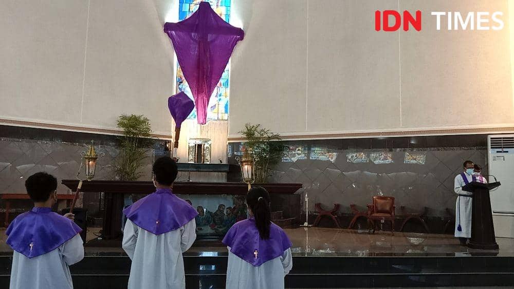 10 Potret Jalan Salib di Gereja Karangpanas Semarang untuk Sambut Paskah