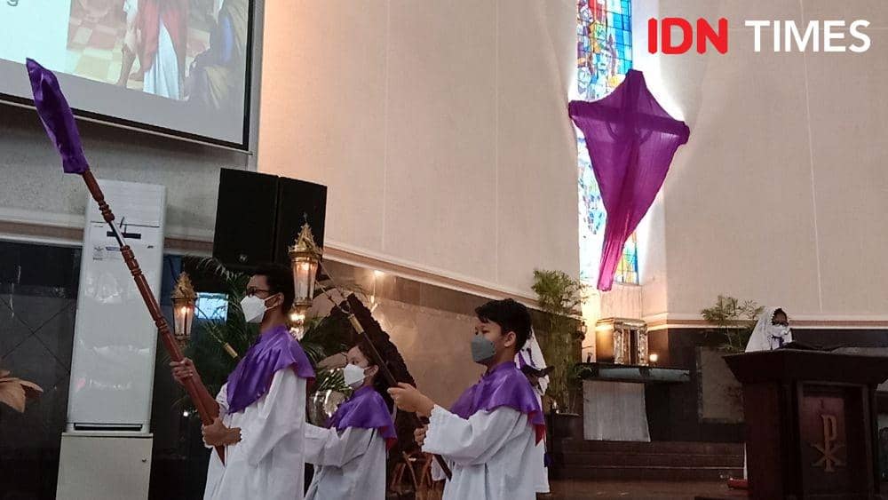 Prosesi jalan salib di Gereja Karangpanas Semarang digelar sederhana. (IDN Times/Fariz Fardianto)