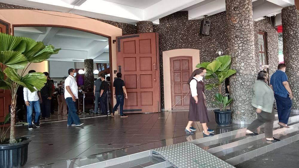Sejumlah jemaat Gereja Karangpanas Semarang pulang usai melaksanakan ibadah Jumat Agung. (IDN Times/Fariz Fardianto)