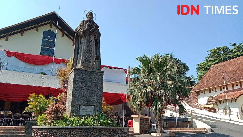 Patung Santo Athanasius Agung menjadi ciri khas Gereja Karangpanas Semarang. (IDN Times/Fariz Fardianto)