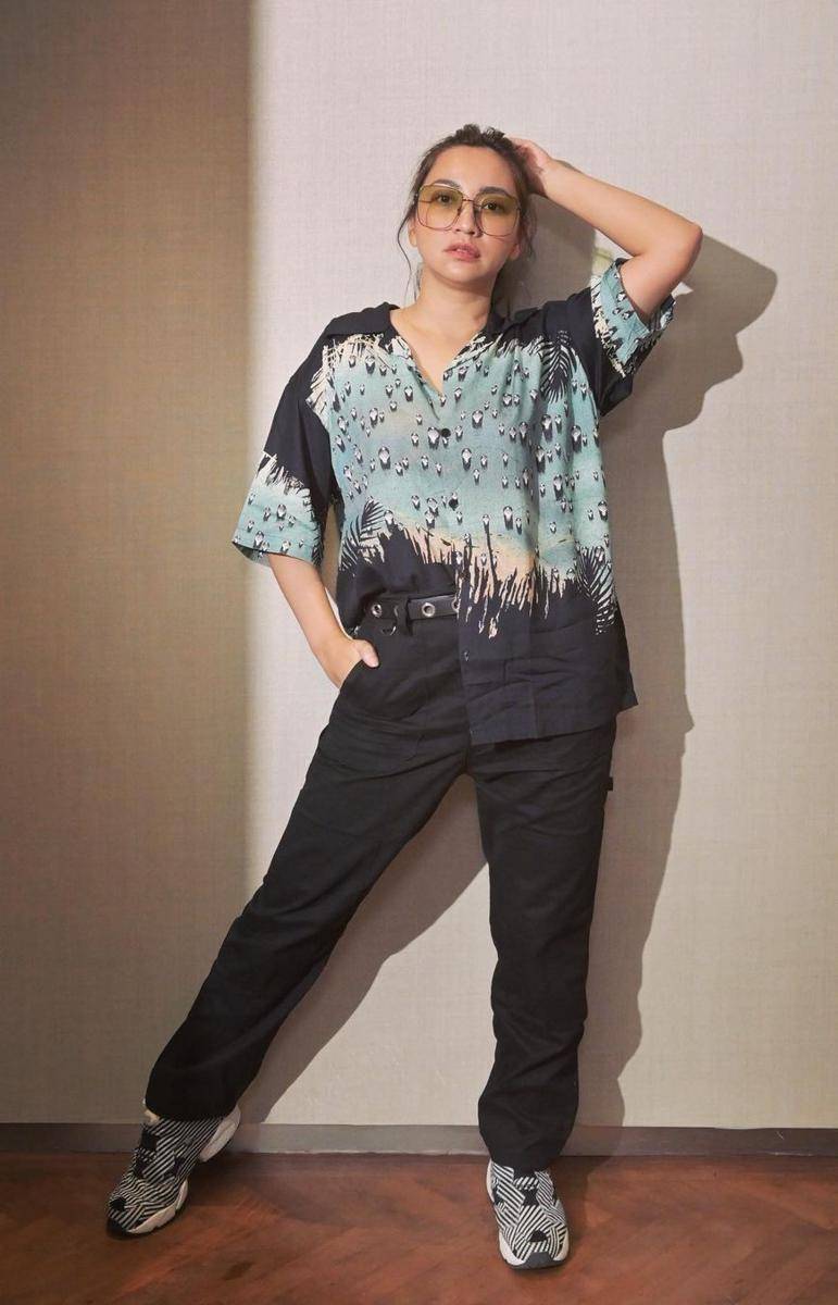 OOTD kasual ala Hesti Purwadinata (instagram.com/hestipurwadinata)