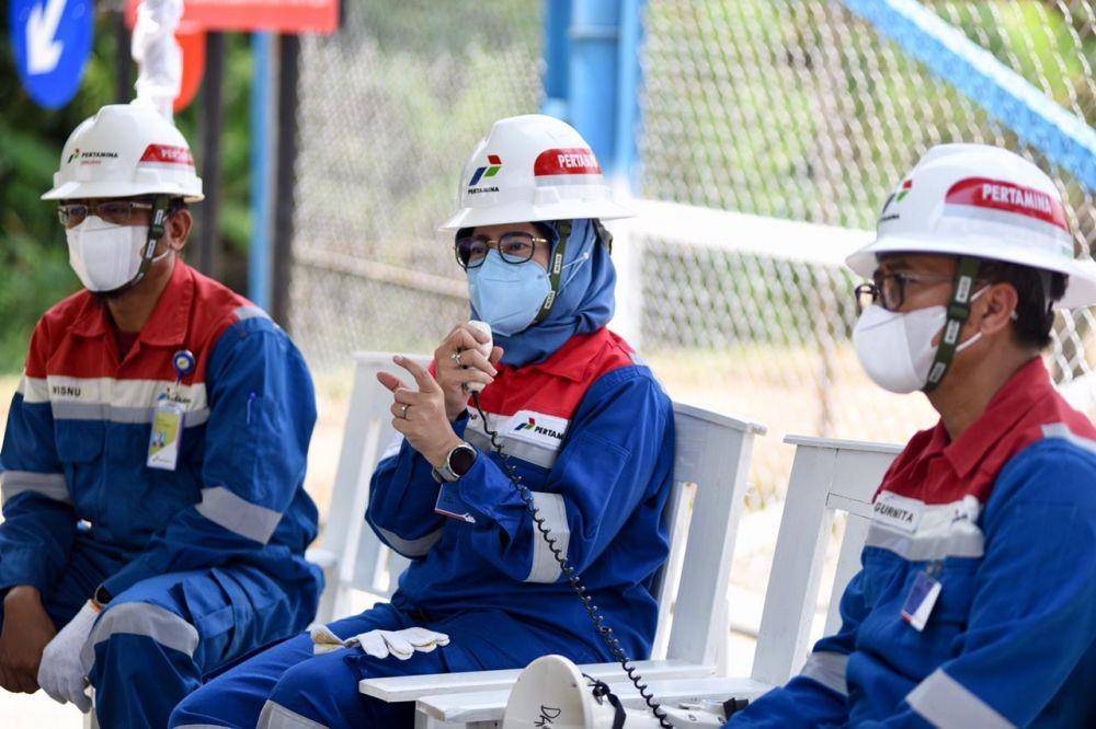 Direktur Keuangan PT Pertamina (Persero) Emma Sri Martini mengisi kegiatan Safari Ramadan Pertamina dengan mengunjungi Stasiun Pengumpul (SP) Bangadua yang ada di Indramayu, Jawa Barat, Kamis (14/4/2022).