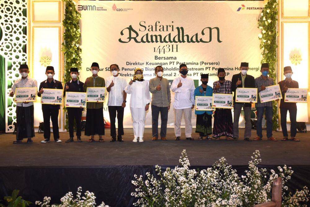 Direktur Keuangan PT Pertamina (Persero) Emma Sri Martini mengisi kegiatan Safari Ramadan Pertamina dengan mengunjungi Stasiun Pengumpul (SP) Bangadua yang ada di Indramayu, Jawa Barat, Kamis (14/4/2022).