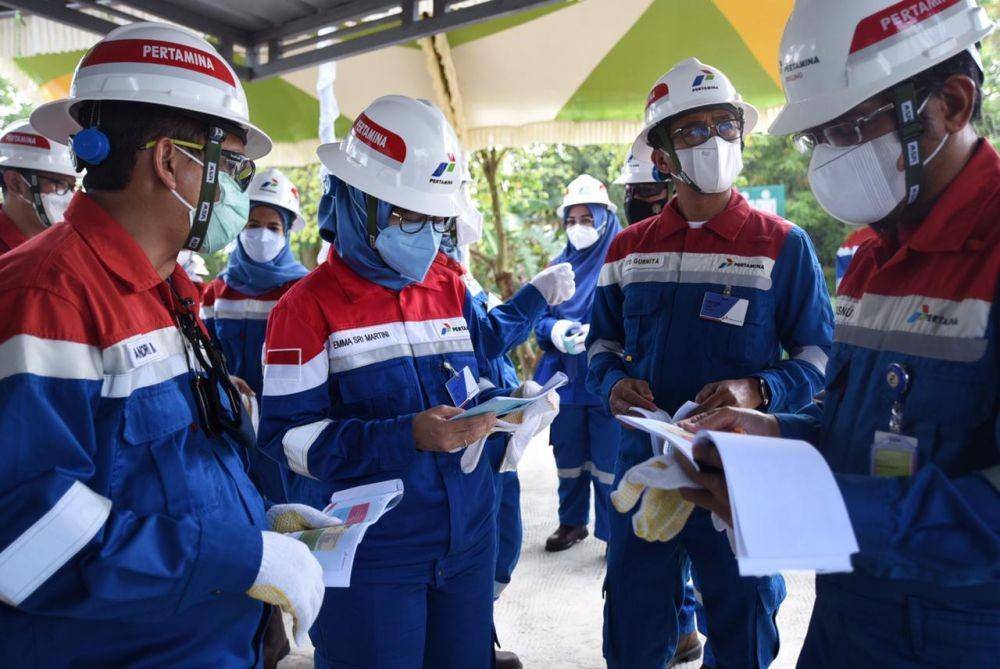 Direktur Keuangan PT Pertamina (Persero) Emma Sri Martini mengisi kegiatan Safari Ramadan Pertamina dengan mengunjungi Stasiun Pengumpul (SP) Bangadua yang ada di Indramayu, Jawa Barat, Kamis (14/4/2022).
