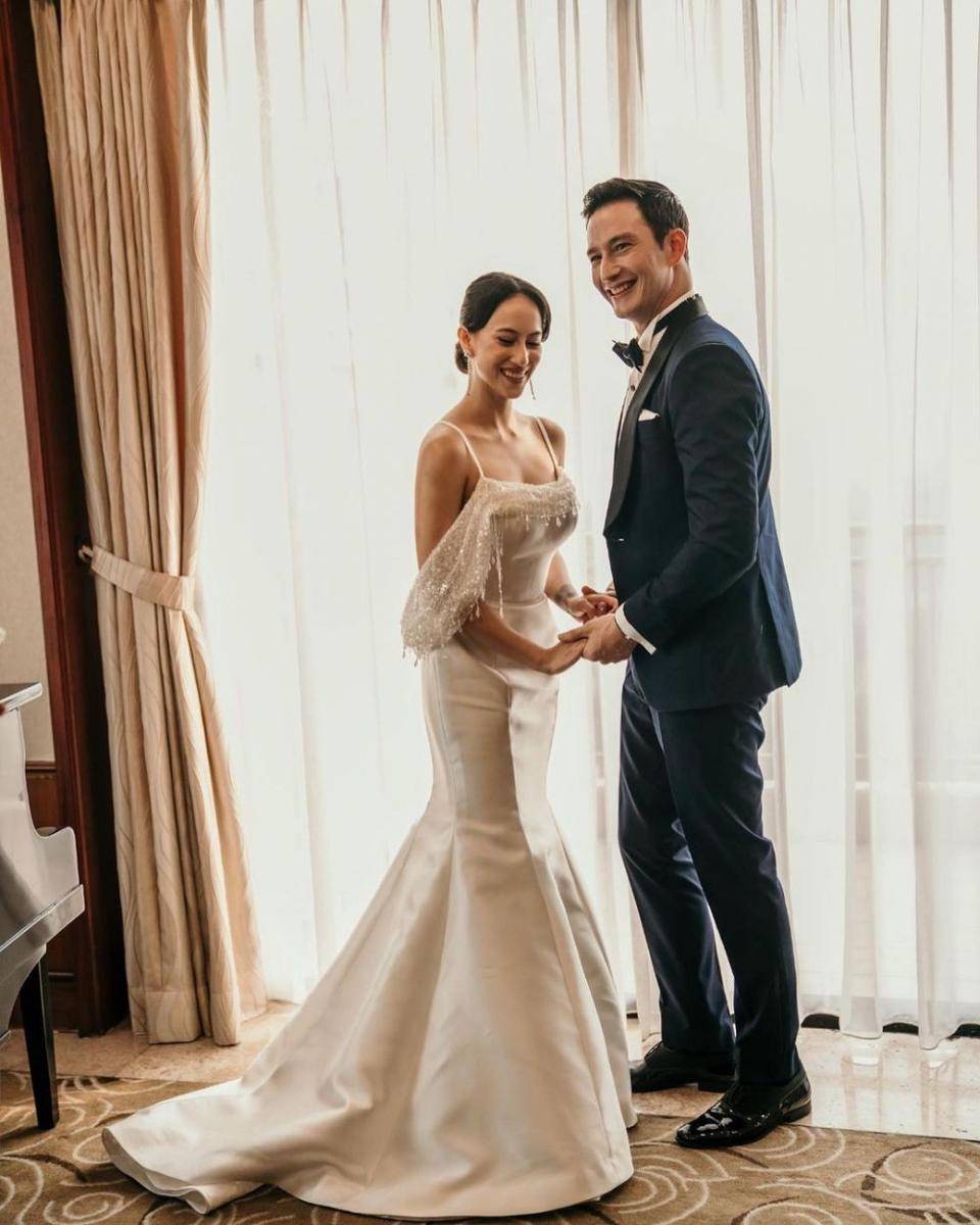 Busana Pengantin Off The Shoulder (instagram.com/mike_lewis)