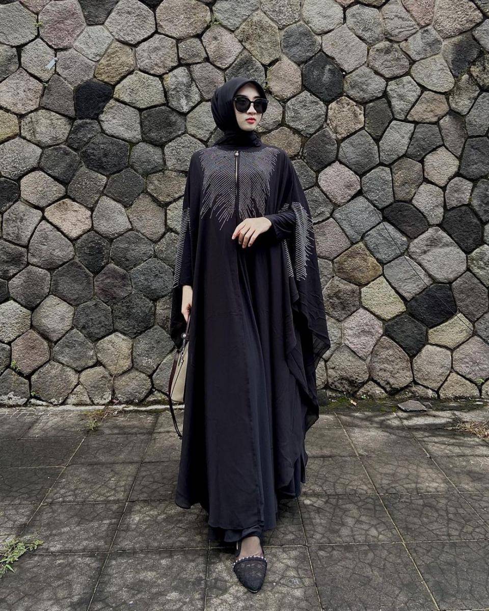 Referensi OOTD warna hitam untuk buka bersama (instagram.com/billaams)