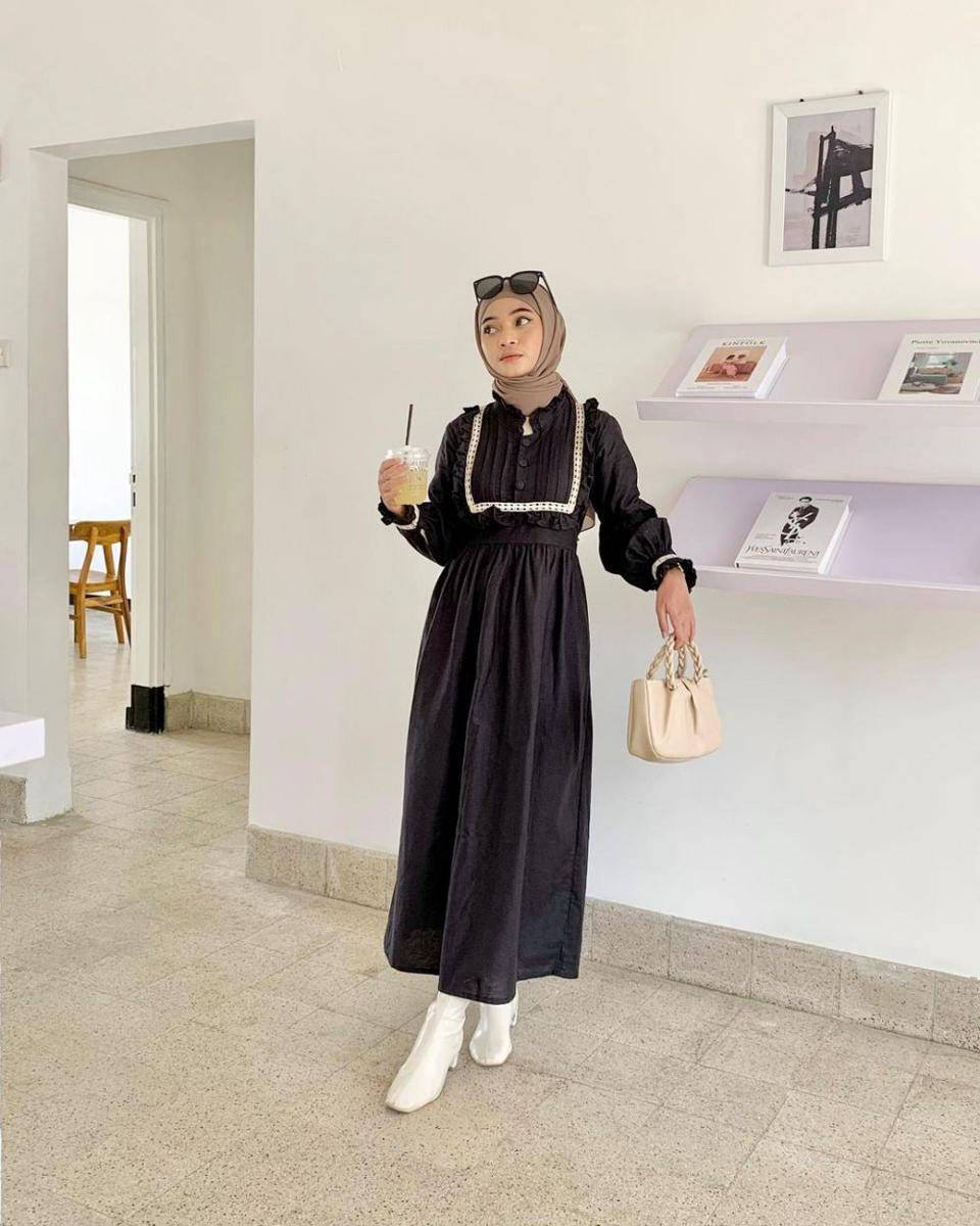Referensi OOTD warna hitam untuk buka bersama (instagram.com/astridalfinn)