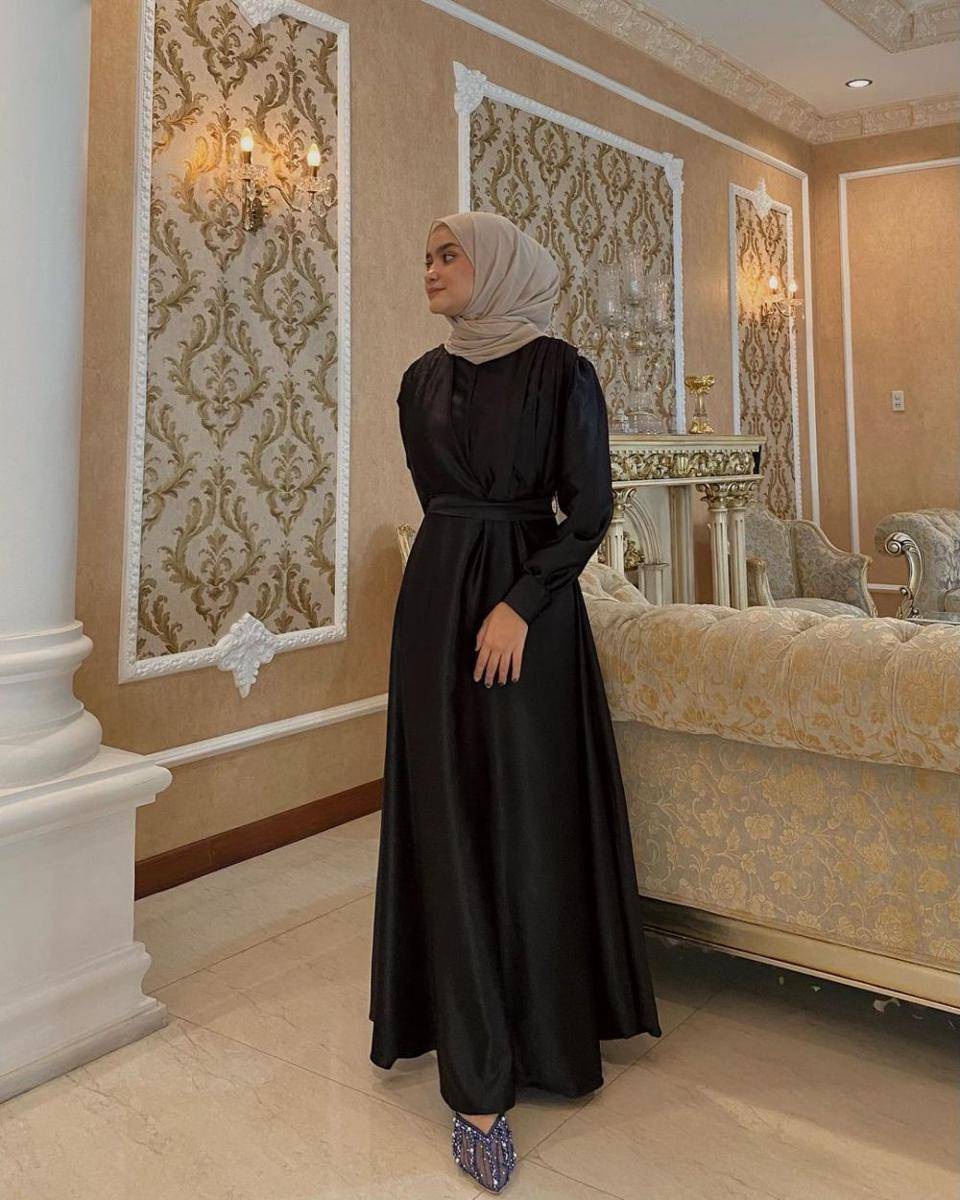 Referensi OOTD warna hitam untuk buka bersama (instagram.com/helwabasheel)