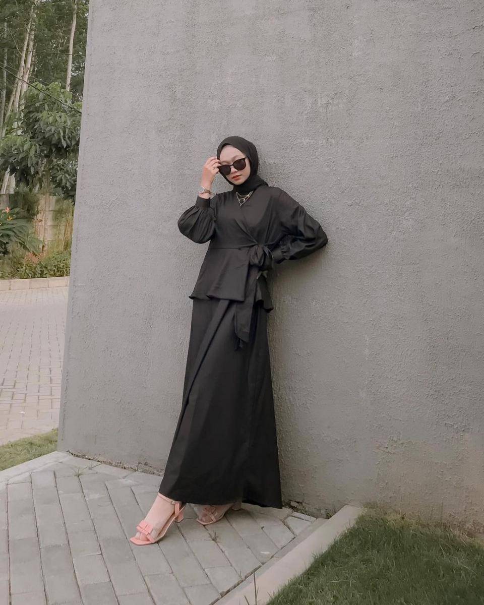 Referensi OOTD warna hitam untuk buka bersama (instagram.com/itscindy10)