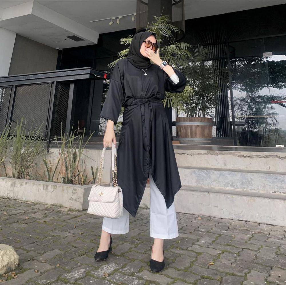 Referensi OOTD warna hitam untuk buka bersama (instagram.com/deyaaletha)