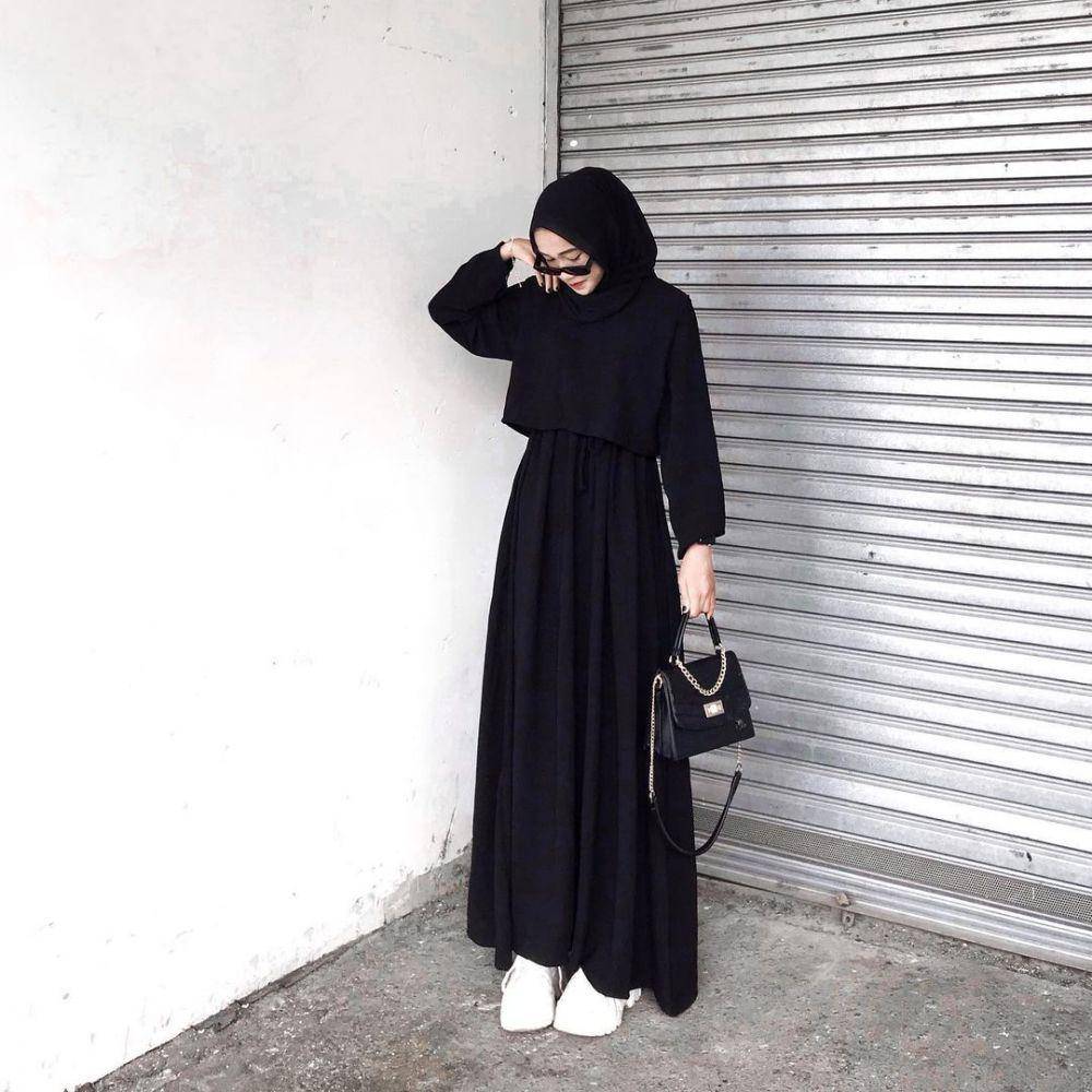 Referensi OOTD warna hitam untuk buka bersama (instagram.com/putry_ya_)