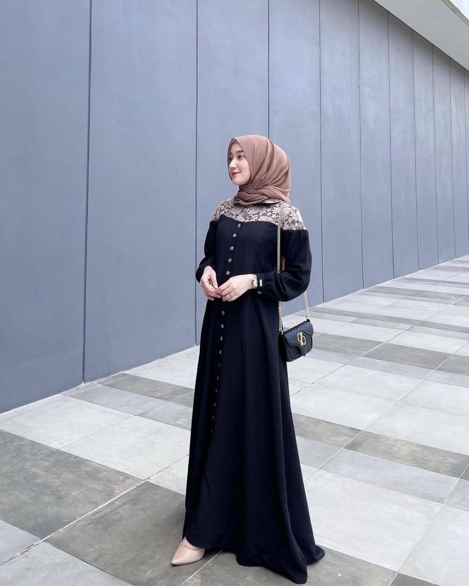 Referensi OOTD warna hitam untuk buka bersama (instagram.com/adinda.sbndo)
