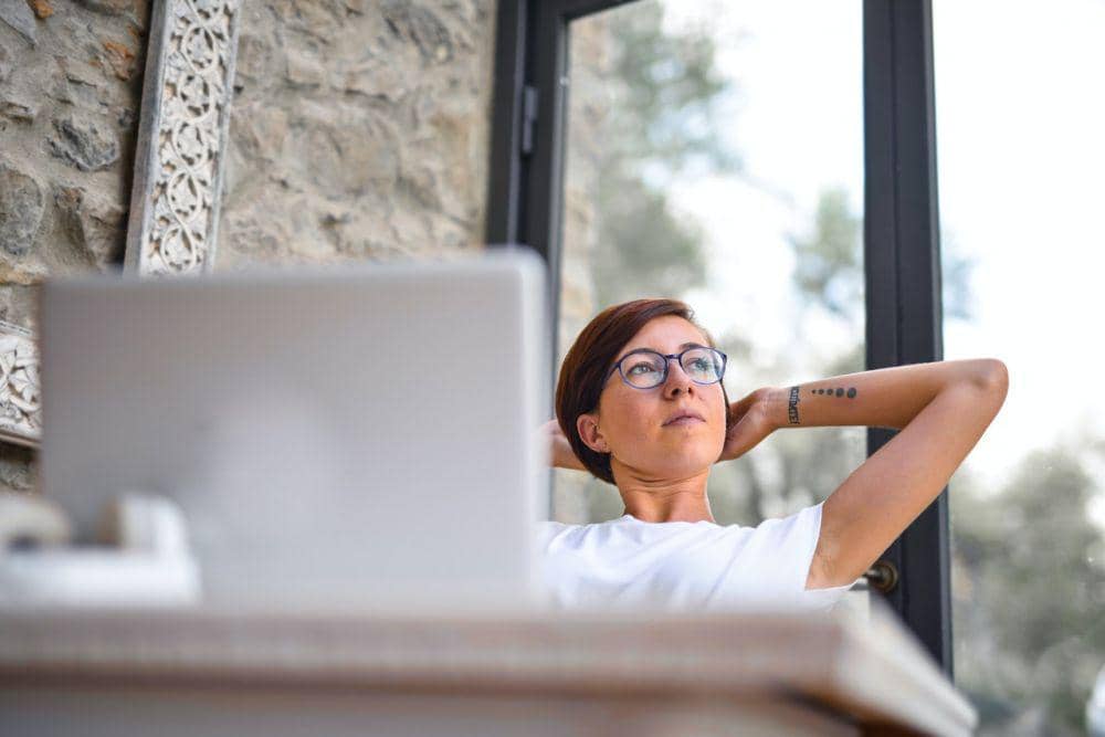 ilustrasi perempuan bersantai