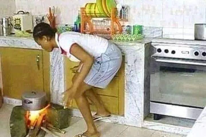 10 Aksi Kocak Ibu-ibu saat Masak Ini Dijamin Bikin Ngakak!