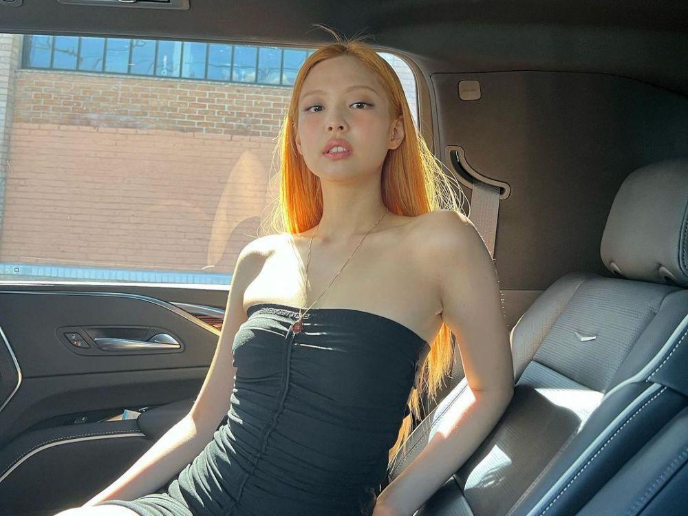 10 Potret Jennie Blackpink dengan Rambut Peachy Oranye, bak Bunga!