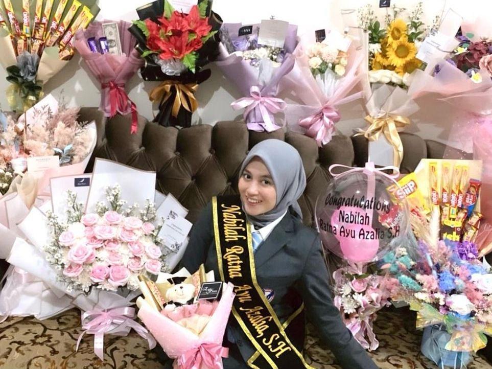 10 Potret Nabilah Ayu yang Raih Gelar Cumlaude, Lanjut S2!