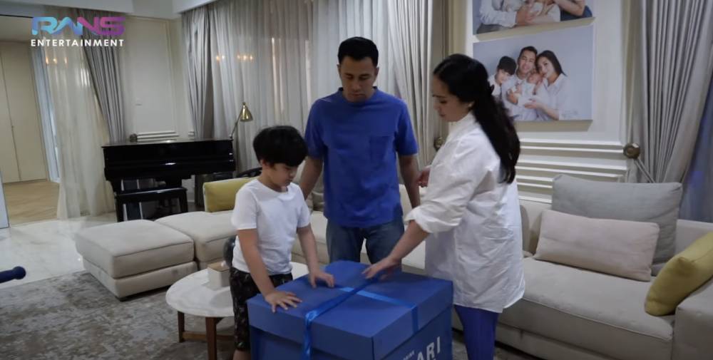potret Rafathar Dikasih Kado dari Arsy (YouTube.com/Rans Entertainment)