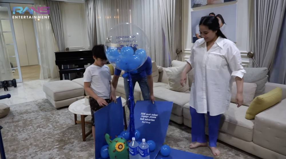 potret Rafathar Dikasih Kado dari Arsy (YouTube.com/Rans Entertainment)