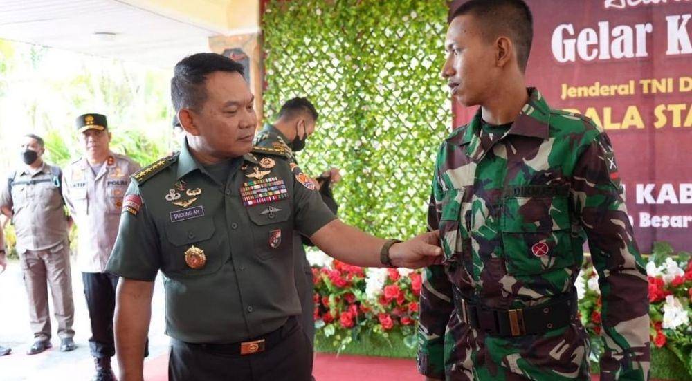 Kepala Staf TNI Angkatan Darat (KSAD) Jenderal TNI Dudung Abdurachman ketika bertemu dengan Henz Songjanan di Universitas Pattimura (www.instagram.com/@kodam_kasuari)