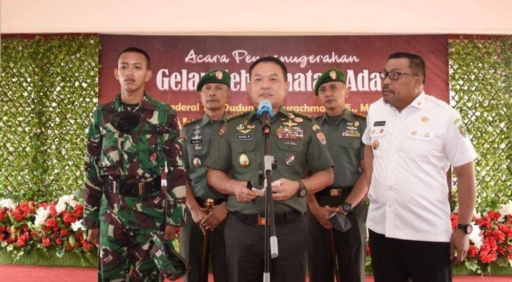 Kepala Staf TNI Angkatan Darat (KSAD) Jenderal TNI Dudung Abdurachman ketika bertemu dengan Henz Songjanan di Universitas Pattimura (www.instagram.com/@kodam_kasuari)