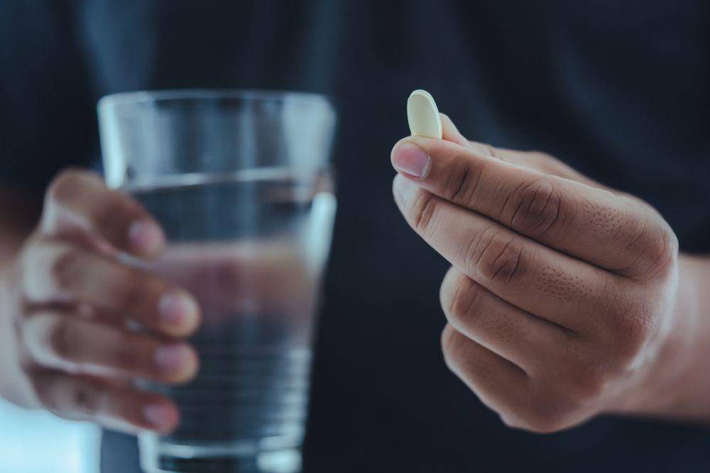 Ilustrasi minum obat. (ShutterStock/OnePhoto)